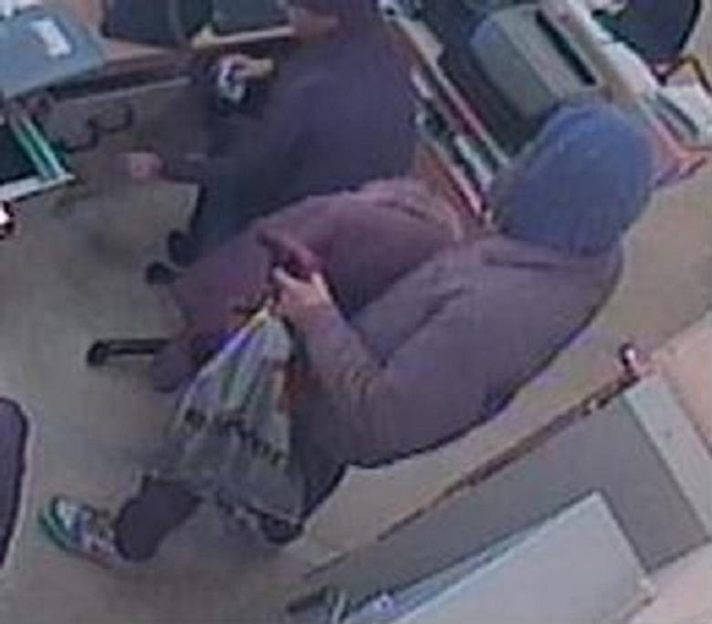 Αυτός είναι ο ένοπλος ληστής που «χτύπησε» τράπεζα στη Θεσσαλονίκη: Καρέ-καρέ οι κινήσεις του [εικόνες] | iefimerida.gr 3