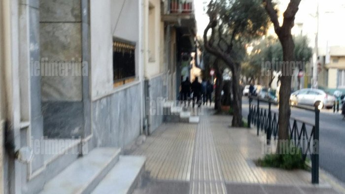 Πυροβολισμοί σε ληστεία σούπερ μάρκετ στα Πετράλωνα -Καρέ καρέ η σύλληψη του ενός δράστη [εικόνες] | iefimerida.gr 4