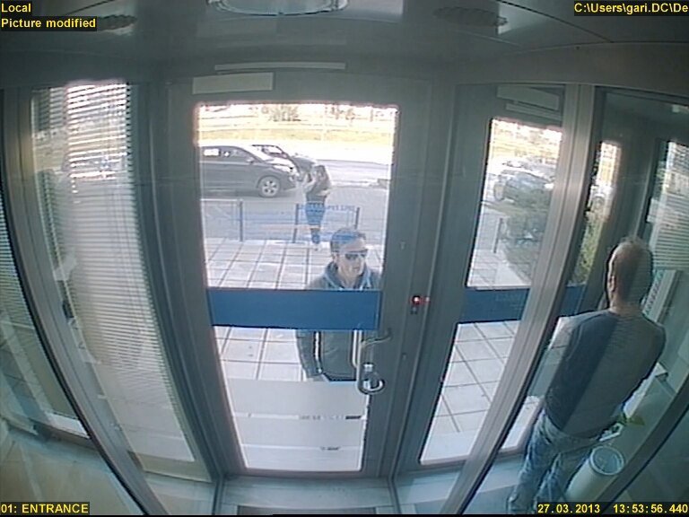 Αυτός είναι ο ένοπλος ληστής που «χτύπησε» τράπεζα στη Θεσσαλονίκη: Καρέ-καρέ οι κινήσεις του [εικόνες] | iefimerida.gr 5