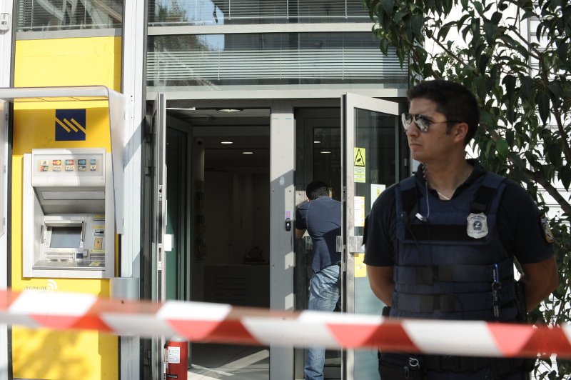 Ενοπλη ληστεία με ομηρία 2,5 ωρών σε τράπεζα στην Κηφισίας -«Αρωμα» τρομοκρατίας βλέπουν οι αρχές [εικόνες] | iefimerida.gr 6
