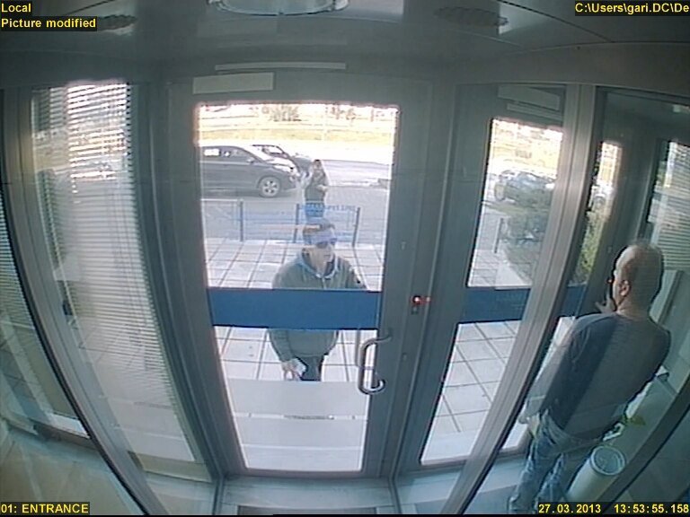 Αυτός είναι ο ένοπλος ληστής που «χτύπησε» τράπεζα στη Θεσσαλονίκη: Καρέ-καρέ οι κινήσεις του [εικόνες] | iefimerida.gr 0