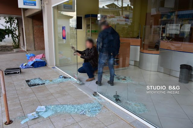 Μπήκαν από τη γυάλινη πόρτα εισόδου