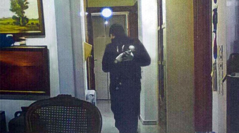 Φωτογραφία-ντοκουμέντο: Αυτός είναι ο ληστής που κρυβόταν 14 ώρες στην ντουλάπα στο σπίτι του Παλαιού Φαλήρου [εικόνες & βίντεο] | iefimerida.gr 0