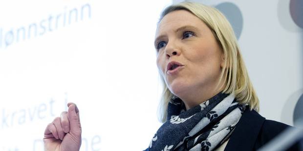 Απίστευτο: Νορβηγίδα υπουργός βούτηξε στη θάλασσα στη Λέσβο για να δει πώς νιώθουν οι πρόσφυγες [βίντεο] | iefimerida.gr 1