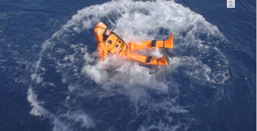 Απίστευτο: Νορβηγίδα υπουργός βούτηξε στη θάλασσα στη Λέσβο για να δει πώς νιώθουν οι πρόσφυγες [βίντεο] | iefimerida.gr 2