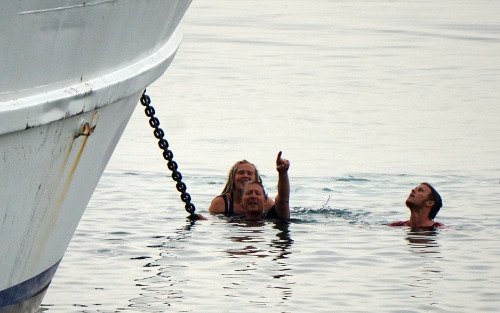 Απίστευτο: Νορβηγίδα υπουργός βούτηξε στη θάλασσα στη Λέσβο για να δει πώς νιώθουν οι πρόσφυγες [βίντεο] | iefimerida.gr 3