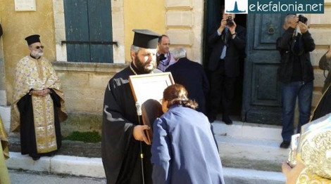 Εικόνες ντροπής με πλιάτσικο στα εμφιαλωμένα νερά στην Κεφαλονιά [εικόνα &βίντεο] | iefimerida.gr 0