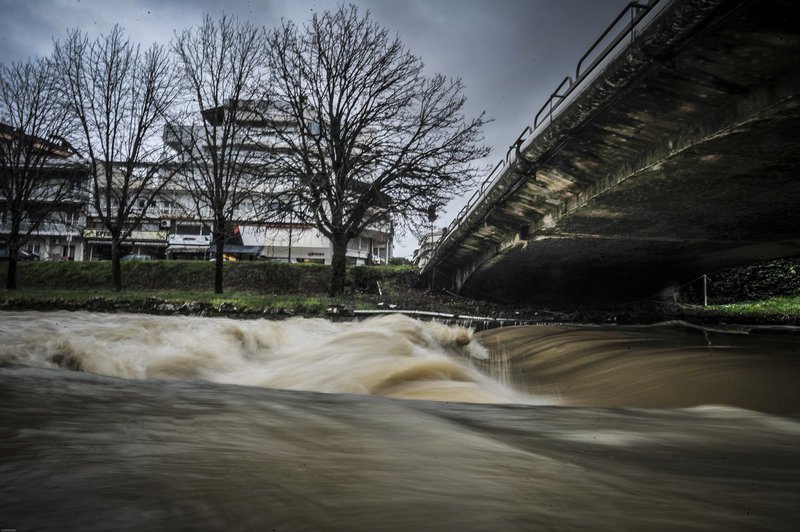 Υδάτινα καρέ από την υπερχείλιση του ποταμού Ληθαίου στα Τρίκαλα [εικόνες] | iefimerida.gr 9