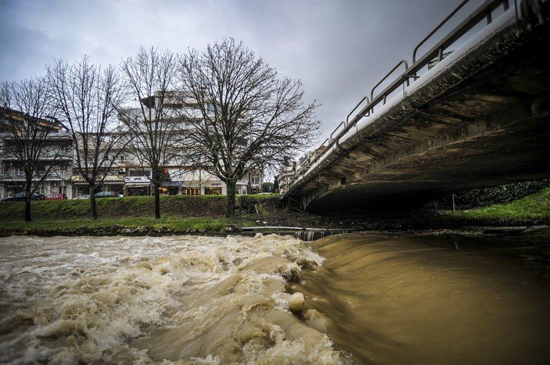 Υδάτινα καρέ από την υπερχείλιση του ποταμού Ληθαίου στα Τρίκαλα [εικόνες] | iefimerida.gr 2