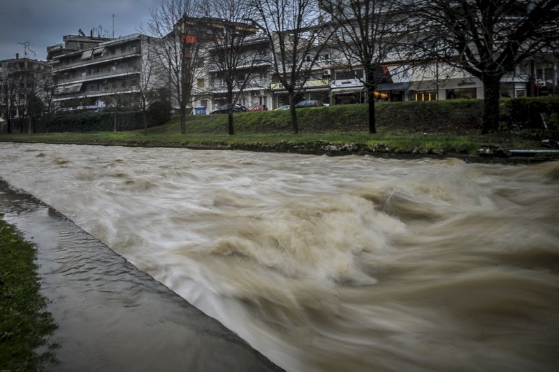 Υδάτινα καρέ από την υπερχείλιση του ποταμού Ληθαίου στα Τρίκαλα [εικόνες] | iefimerida.gr 3