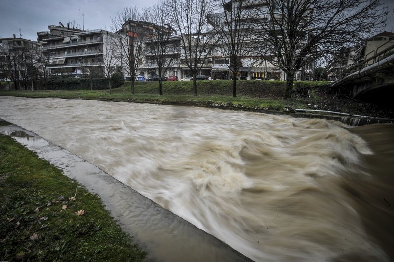 Υδάτινα καρέ από την υπερχείλιση του ποταμού Ληθαίου στα Τρίκαλα [εικόνες] | iefimerida.gr 5
