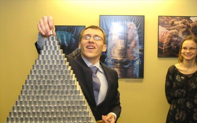 Λιθουανία: Φοιτητές κατασκεύασαν πυραμίδα 831 κιλών από κέρματα [εικόνες] | iefimerida.gr 0