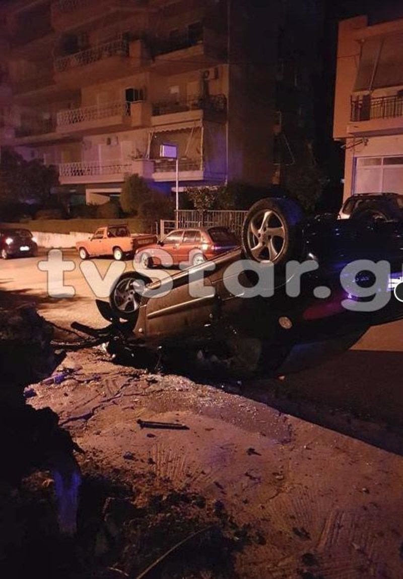 Απίστευτο τροχαίο στη Λιβαδειά: ΙΧ χτύπησε σε δέντρο, το ξερίζωσε και ντελαπάρισε [εικόνες] | iefimerida.gr 0