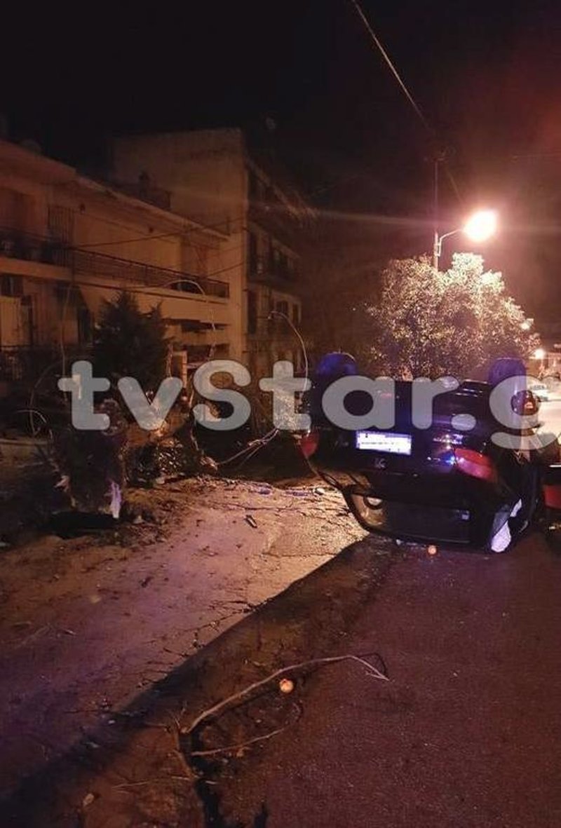 Απίστευτο τροχαίο στη Λιβαδειά: ΙΧ χτύπησε σε δέντρο, το ξερίζωσε και ντελαπάρισε [εικόνες] | iefimerida.gr 2