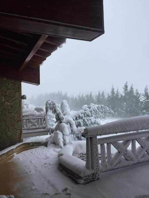 Στα χιόνια «θάφτηκε» η Αράχωβα -Κλειστό το Χιονοδρομικό Κέντρο Παρνασσού [εικόνες & βίντεο] | iefimerida.gr 0