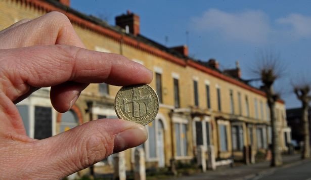 Πανζουρλισμός στη Βρετανία για τα «σπίτια της μιας λίρας» -Γιατί πωλούνται σε αυτή τη τιμή [εικόνες] | iefimerida.gr 1