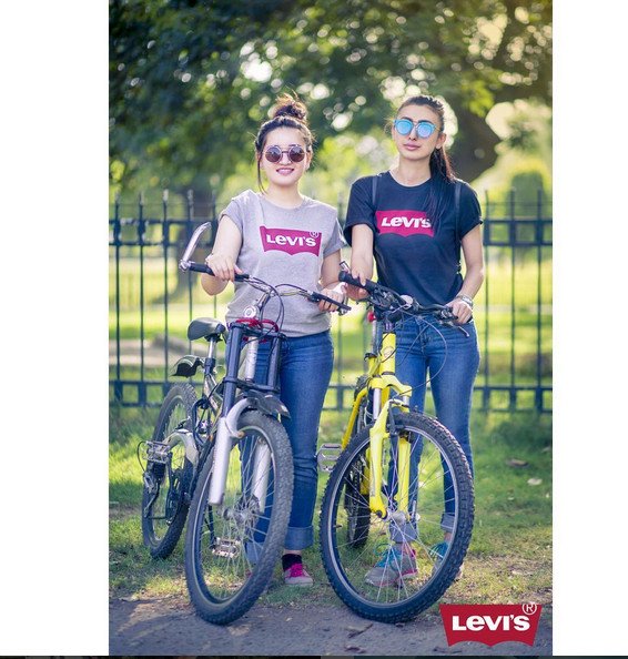 Πώς ένα απλό, φαρδύ t-shirt Levi's έχει γίνει απόλυτη μόδα -Το φορούν με τα πάντα [εικόνες] | iefimerida.gr 5