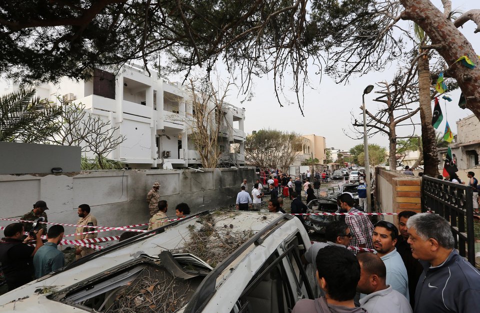 Επίθεση με παγιδευμένο αυτοκίνητο στη γαλλική πρεσβεία στη Λιβύη [εικόνες] | iefimerida.gr 2