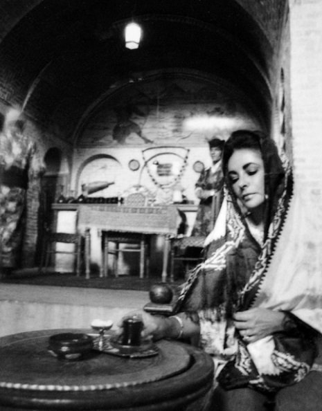 Ομορφιά και δέος που κόβουν την ανάσα: Η Ελίζαμπεθ Τέιλορ, συγκλονιστική, όταν επισκέφθηκε το Ιράν [εικόνες] | iefimerida.gr 10