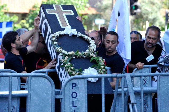 Κύπρος: Συμπλοκές έξω από την Βουλή [εικόνες] | iefimerida.gr 1