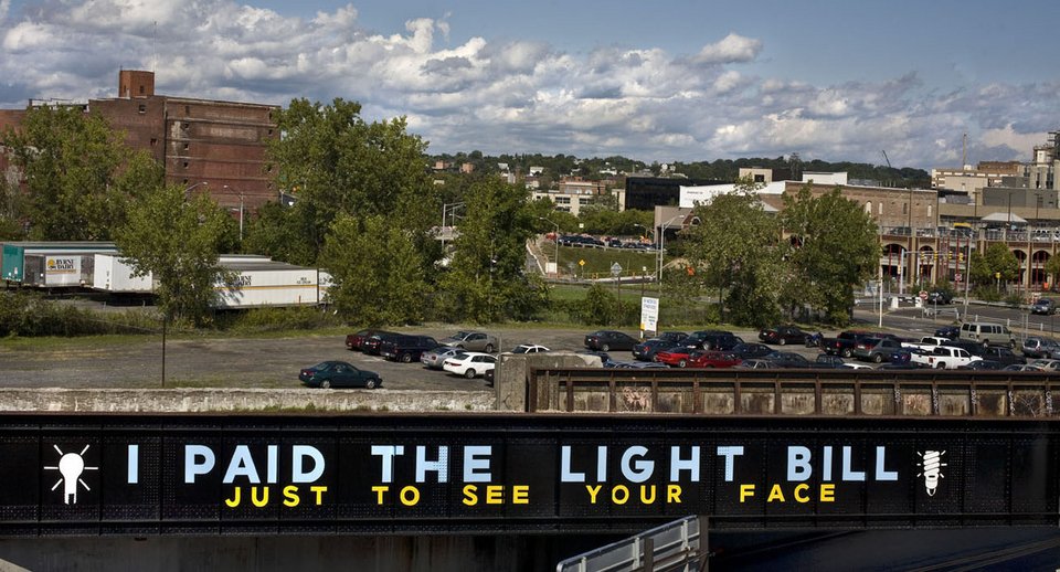 Μηνύματα αγάπης στους δρόμους της πόλης -Οταν το αστικό τοπίο γίνεται καμβάς εξομολογήσεων [εικόνες] | iefimerida.gr 0