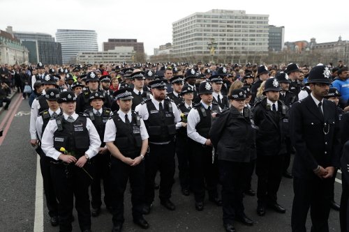 Ενός λεπτού σιγή για τα θύματα του Λονδίνου -Σχημάτισαν ανθρώπινη αλυσίδα [εικόνες] | iefimerida.gr 2