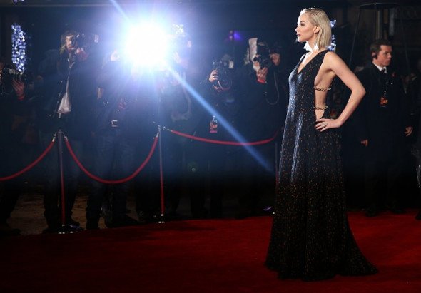 Τζένιφερ Λόρενς: Το φόρεμα με τις αλυσίδες που τους άφησε όλους με το στόμα ανοιχτό [εικόνες]  | iefimerida.gr 0