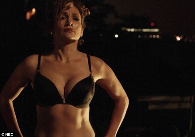 Τα «πέταξε» όλα η Τζένιφερ Λόπεζ -Εμεινε μόνο με το σουτιέν [εικόνες]  | iefimerida.gr 0