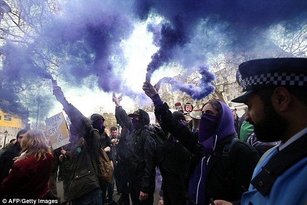 Χιλιάδες Βρετανοί διαδήλωσαν εναντίον του Κάμερον -Ζητούν την παραίτηση του [εικόνες]  | iefimerida.gr 0