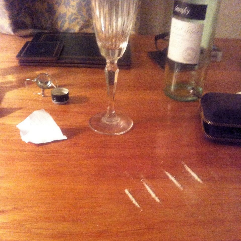 Ο Λόρδος Τζον Σιούελ με σουτιέν ιερόδουλης σε νέες φωτογραφίες από το πάρτι ακολασίας [εικόνες] | iefimerida.gr 3