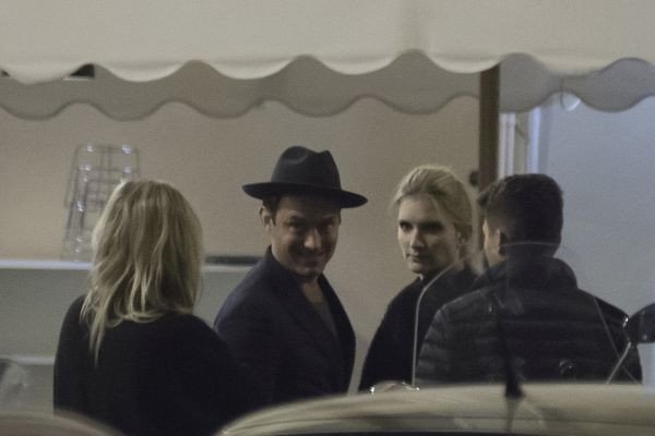 Τα καυτά φιλιά του Τζουντ Λο με την κατά 13 χρόνια νεότερη ψυχολόγο [εικόνες]  | iefimerida.gr 4