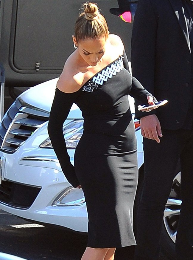 Μια πραγματικά άβολη στιγμή –Η Τζένιφερ Λόπεζ δυσκολεύεται με ασφυκτικά στενό φόρεμα [εικόνες]  | iefimerida.gr 1