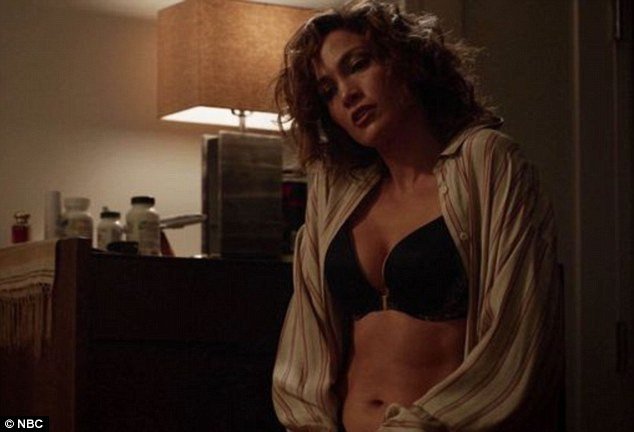 Τα «πέταξε» όλα η Τζένιφερ Λόπεζ -Εμεινε μόνο με το σουτιέν [εικόνες]  | iefimerida.gr 1