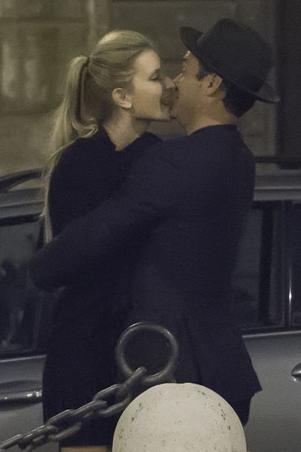 Τα καυτά φιλιά του Τζουντ Λο με την κατά 13 χρόνια νεότερη ψυχολόγο [εικόνες]  | iefimerida.gr 1