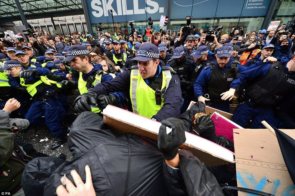 Διαδηλώσεις φοιτητών στο Λονδίνο -Βίαιες συγκρούσεις με την αστυνομία [εικόνες]      | iefimerida.gr 1