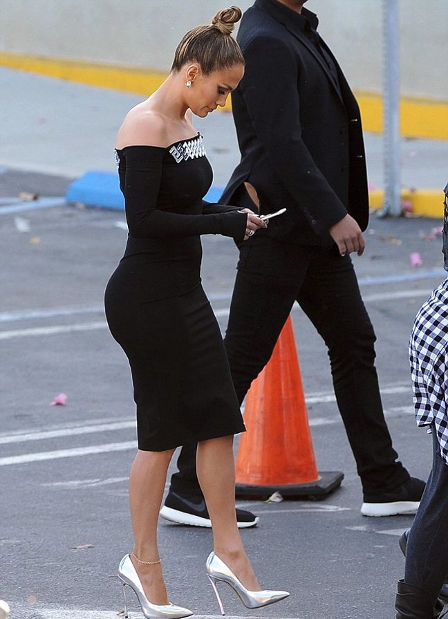 Μια πραγματικά άβολη στιγμή –Η Τζένιφερ Λόπεζ δυσκολεύεται με ασφυκτικά στενό φόρεμα [εικόνες]  | iefimerida.gr 2