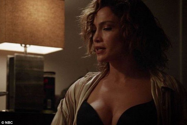 Τα «πέταξε» όλα η Τζένιφερ Λόπεζ -Εμεινε μόνο με το σουτιέν [εικόνες]  | iefimerida.gr 2