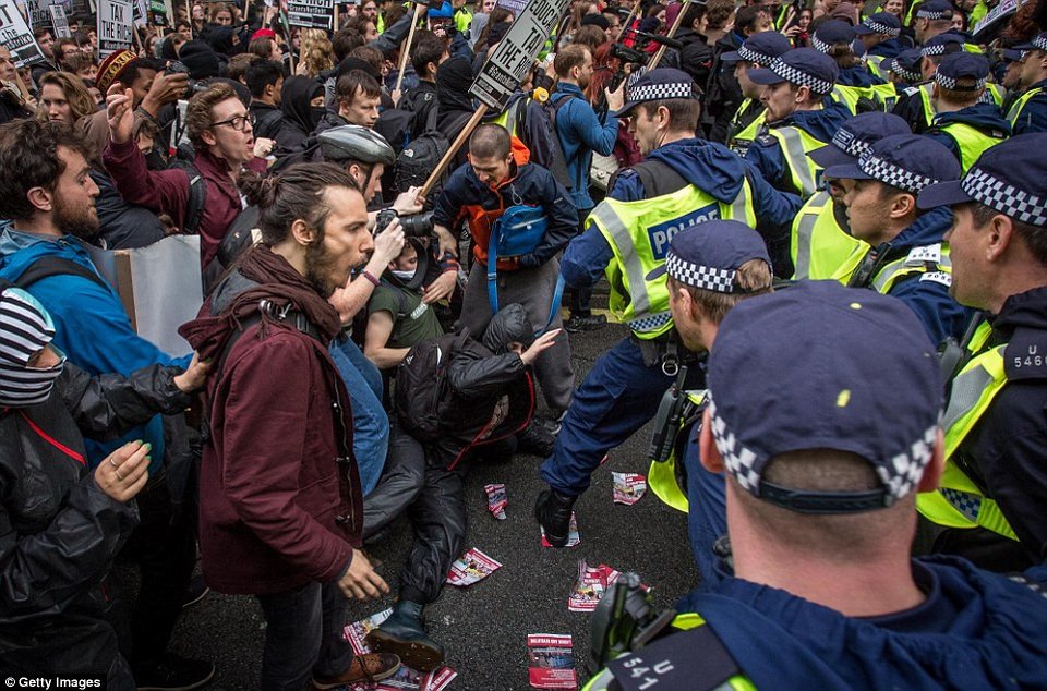 Διαδηλώσεις φοιτητών στο Λονδίνο -Βίαιες συγκρούσεις με την αστυνομία [εικόνες]      | iefimerida.gr 2