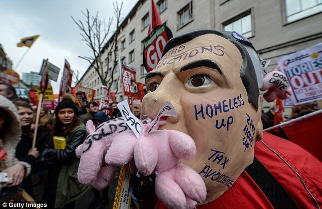 Χιλιάδες Βρετανοί διαδήλωσαν εναντίον του Κάμερον -Ζητούν την παραίτηση του [εικόνες]  | iefimerida.gr 4
