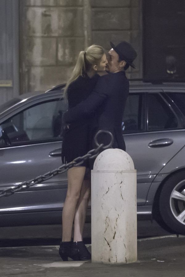 Τα καυτά φιλιά του Τζουντ Λο με την κατά 13 χρόνια νεότερη ψυχολόγο [εικόνες]  | iefimerida.gr 0