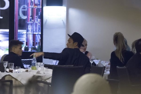 Τα καυτά φιλιά του Τζουντ Λο με την κατά 13 χρόνια νεότερη ψυχολόγο [εικόνες]  | iefimerida.gr 5