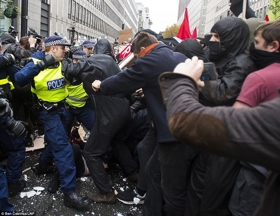 Διαδηλώσεις φοιτητών στο Λονδίνο -Βίαιες συγκρούσεις με την αστυνομία [εικόνες]      | iefimerida.gr 4