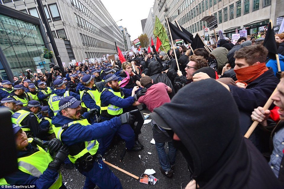 Διαδηλώσεις φοιτητών στο Λονδίνο -Βίαιες συγκρούσεις με την αστυνομία [εικόνες]      | iefimerida.gr 6