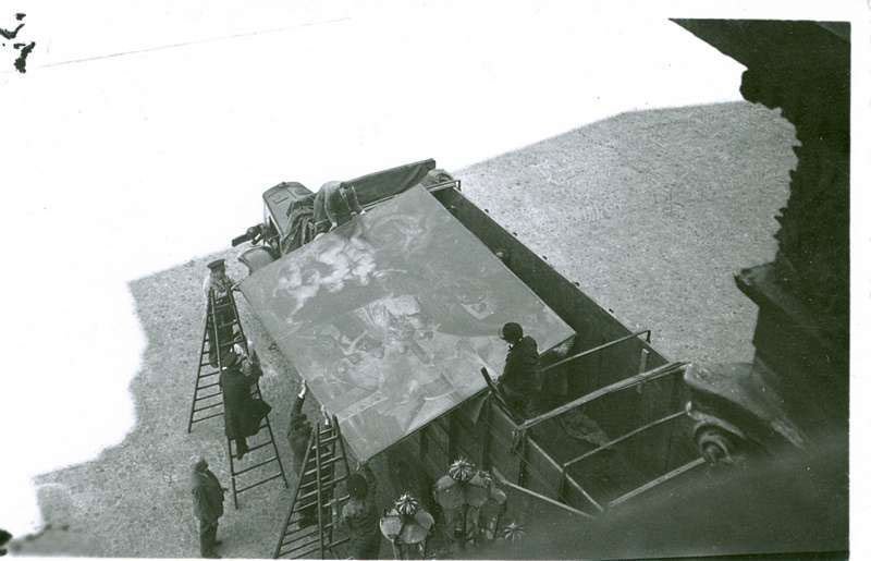 Σπάνιες φωτογραφίες εμβληματικών έργων τέχνης που μεταφέρονται για να διασωθούν από τον πόλεμο [εικόνες] | iefimerida.gr 6