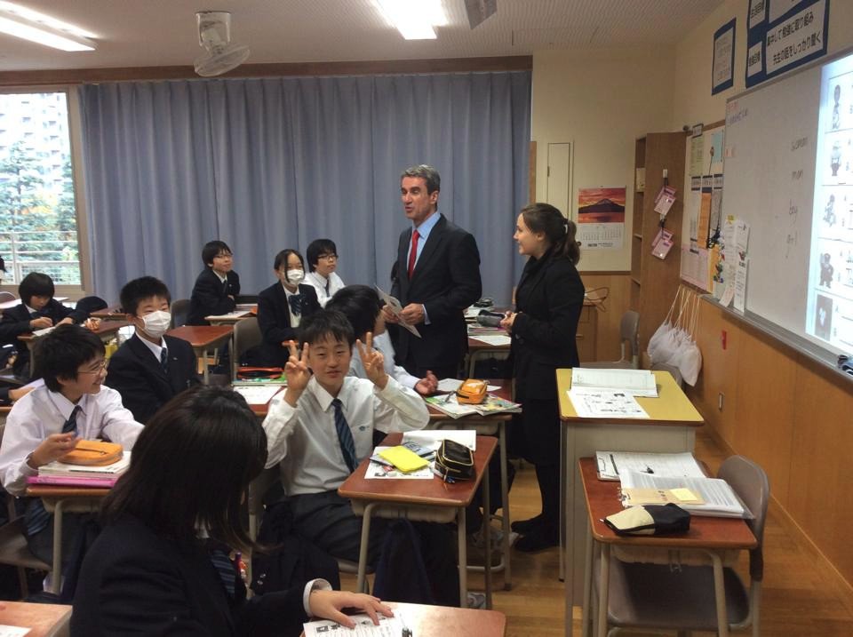 Ο Λοβέρδος με κοστούμι κάνει μαθήματα καράτε με Γιαπωνεζάκια [εικόνες] | iefimerida.gr 0