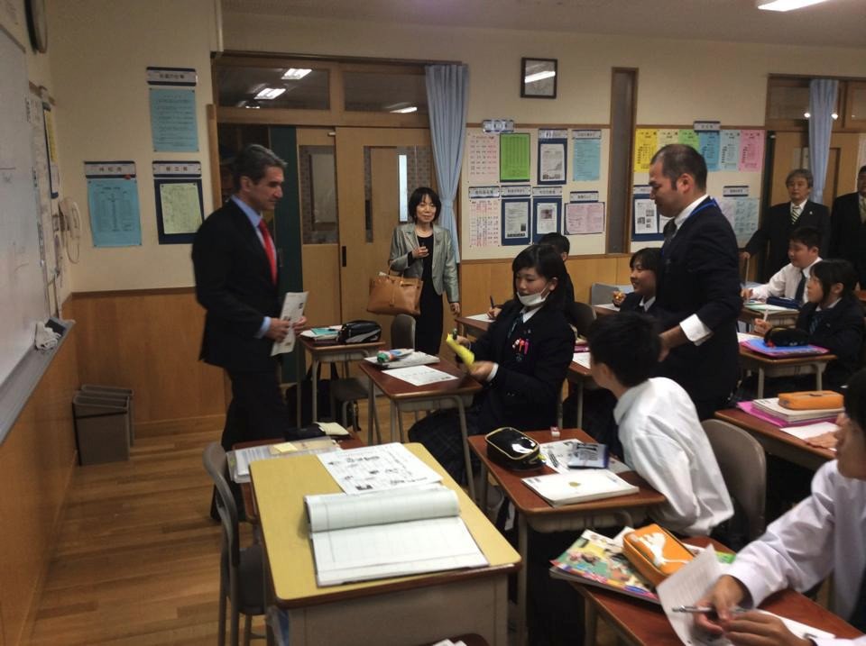 Ο Λοβέρδος με κοστούμι κάνει μαθήματα καράτε με Γιαπωνεζάκια [εικόνες] | iefimerida.gr 4