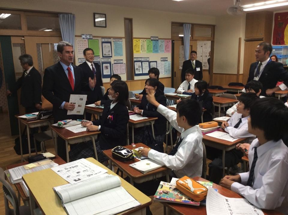 Ο Λοβέρδος με κοστούμι κάνει μαθήματα καράτε με Γιαπωνεζάκια [εικόνες] | iefimerida.gr 3