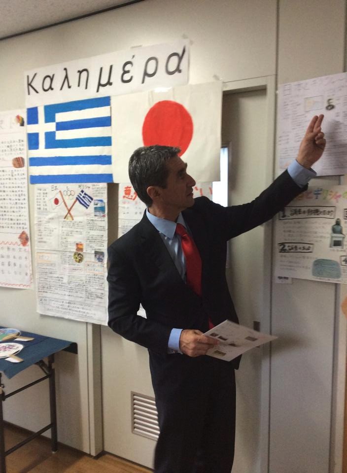 Ο Λοβέρδος με κοστούμι κάνει μαθήματα καράτε με Γιαπωνεζάκια [εικόνες] | iefimerida.gr 2