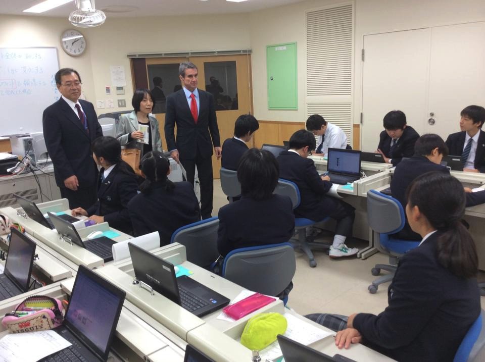 Ο Λοβέρδος με κοστούμι κάνει μαθήματα καράτε με Γιαπωνεζάκια [εικόνες] | iefimerida.gr 1