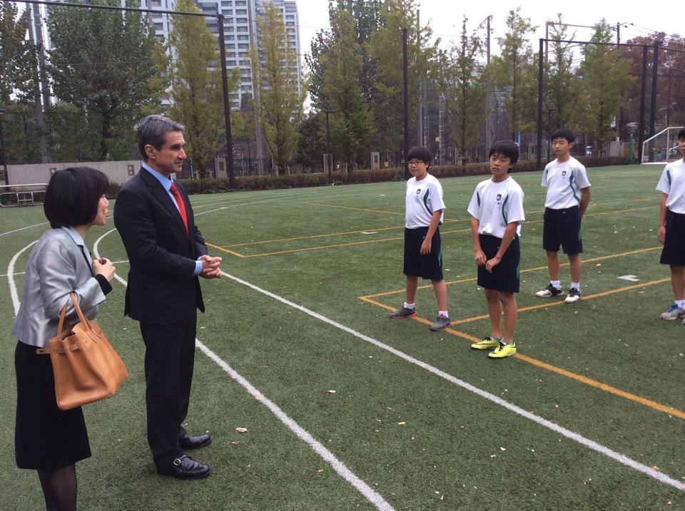 Ο Λοβέρδος με κοστούμι κάνει μαθήματα καράτε με Γιαπωνεζάκια [εικόνες] | iefimerida.gr 8